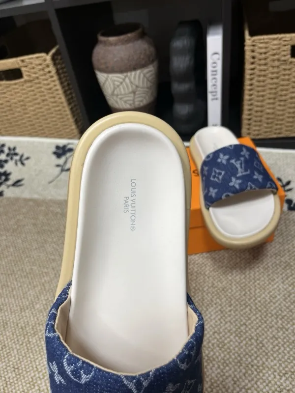 P320💰[New model] Long-term availability, 2025 new model, couple model [LOUlS VUlTTON] comes with drawer box, bag, card, invoice "Louis Vuitton ~ unique modern sandals. 》LV counter purchasing 🏃Men's and women's casual slippers, sold at the same time at the counter, the original old flower material upper is soft and comfortable, (refuses to discolor and rub the feet) sole: original factory special combination original sole, code number: 35--46 4 multiple colors 🉑️ to choose from